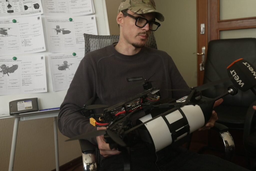 oleksii-zhulinskyi-28-gruender-der-firma-3dtech-praesentiert-eine-glasfaserdrohne-aus-ihrer-produktion-1024x682 Arma e re e Rusisë kundër së cilës Ukraina nuk ka mbrojtje: Dronët kamikazë me fibër optike